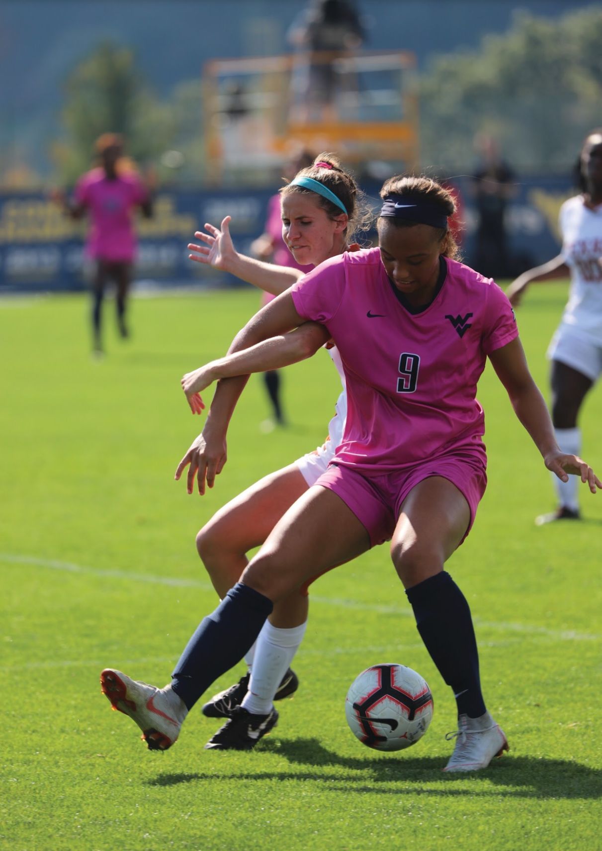 Lauren Segalla boxing out Texas defender.